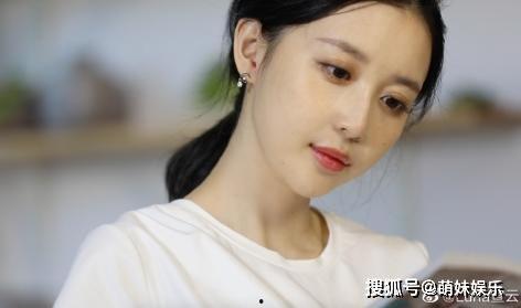 吃瓜爆料吊带姐,吃瓜群众揭秘娱乐圈幕后真相