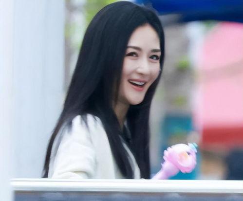 吃瓜爆料吊带姐,吃瓜群众揭秘娱乐圈幕后真相