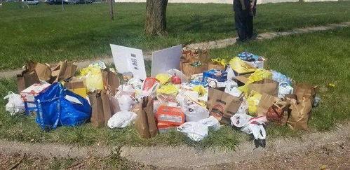 围观打架吃瓜,围观群众“吃瓜”围观打架一幕