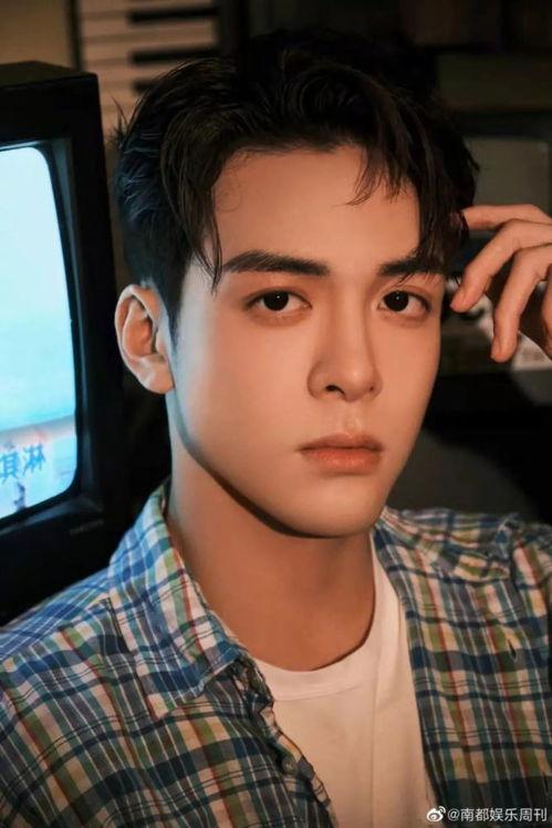 瓜地吃瓜曾舜晞,曾舜晞演绎夏日清新风采