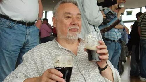 淄博吃瓜大爷事件,街头一幕引发社会热议