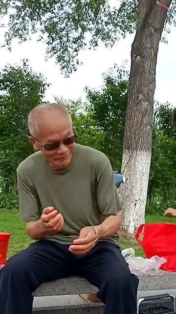 淄博吃瓜大爷事件,街头一幕引发社会热议